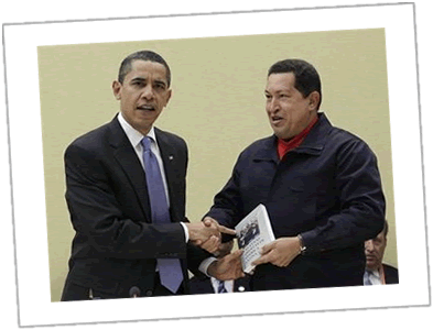 Barack Obama recibe de Hugo Chávez un ejemplar de Las venas abierta de América Latina.